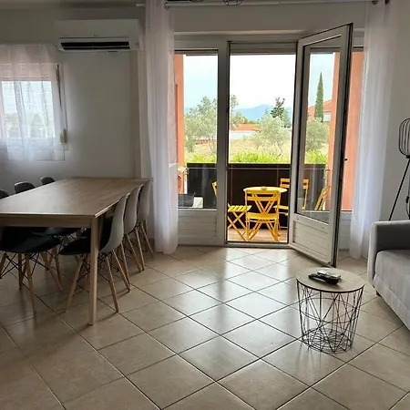 T3 6 Personnes Avec Terrasse, Wifi, Climatisation *